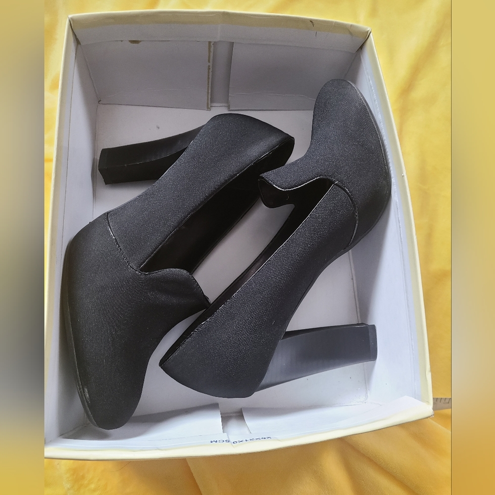 Coach and Four Women’s Heels Black size 8